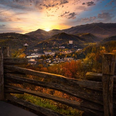Mountain Eden, Hot Tub, Resort Pool, Wifi, 1089 Free Tickets Each Paid Day, Dollywood And More Gatlinburg Eksteriør billede