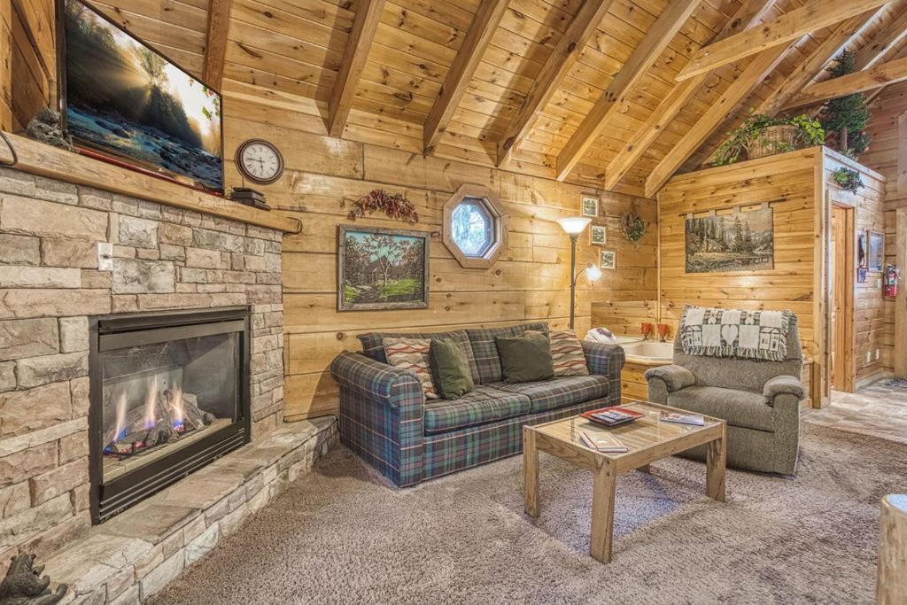 Mountain Eden, Hot Tub, Resort Pool, Wifi, 1089 Free Tickets Each Paid Day, Dollywood And More Gatlinburg Eksteriør billede