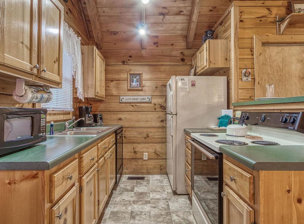 Mountain Eden, Hot Tub, Resort Pool, Wifi, 1089 Free Tickets Each Paid Day, Dollywood And More Gatlinburg Eksteriør billede