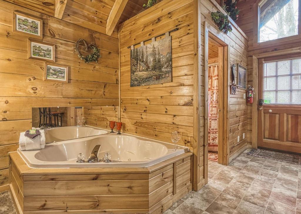 Mountain Eden, Hot Tub, Resort Pool, Wifi, 1089 Free Tickets Each Paid Day, Dollywood And More Gatlinburg Eksteriør billede