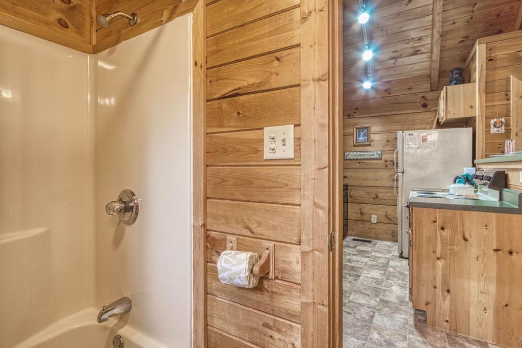 Mountain Eden, Hot Tub, Resort Pool, Wifi, 1089 Free Tickets Each Paid Day, Dollywood And More Gatlinburg Eksteriør billede